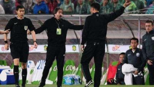 足球裁判能否罚教练？规则解读与争议探讨