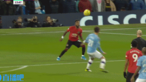 手球过人在足球里算犯规吗