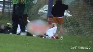 踢足球遮挡别人眼睛是否违法？法律边界深度剖析