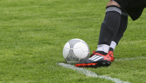 踢足球的女生多吗？踢足球对女生减肥有效果吗？