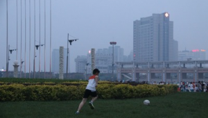 中度雾霾下,究竟能不能踢足球?