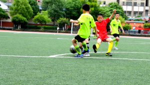 足球比赛中球员能否在传球线路上成功抢球