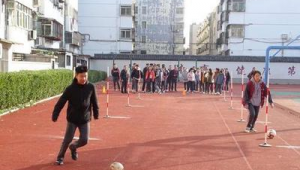 足球绕杆女生推荐吗