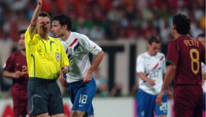 足球边裁究竟有无权力出示黄牌，背后规则引人深思