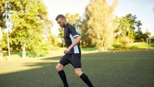 足球比赛中从后面抢球是否合规？规则解析与探讨