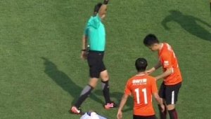 足球里夹球算犯规吗?规则细节与争议探讨