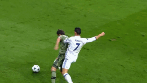 足球从背后踢人是否算犯规，规则界定及相关影响探讨