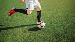 踢足球时究竟该用哪面脚踢球，你知道其中的门道吗？