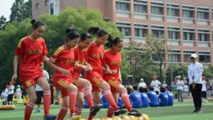 你见过踢足球的女生吗？她们在绿茵场上绽放别样风采