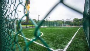 大学足球场踢球是否收费？真相究竟如何？