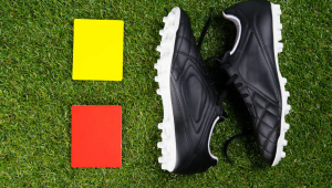 裁判鞋用于足球踢球可行吗？探讨其在足球运动中的适用性