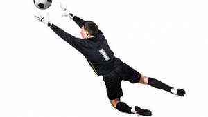 足球用手接住过了球门算吗