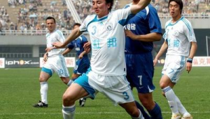 足球球员滚进看台是否算犯规,规则界定引发探讨