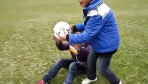 足球时蛋疼学生能不能打，这背后的问题值得深思