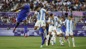 足球护球推人是否犯规:规则解读与赛场判罚探讨