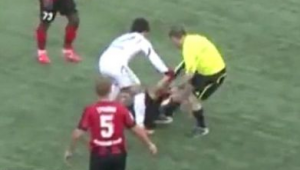 足球场上,球员们全力角逐,那足球真的不会踢到裁判吗?