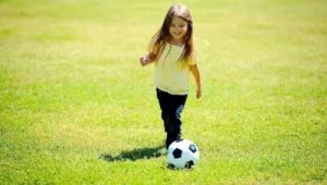 小孩踢足球会影响发育吗?权威解答让你不再疑惑