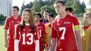 踢足球男生暗恋女生，这种情感现象是否正常引发思考