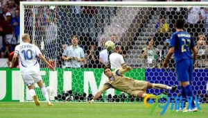 足球点球时人墙必须跳吗？规则解读与相关探讨