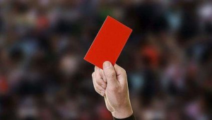 用手拿足球红牌是否违法，这里有你想知道的答案