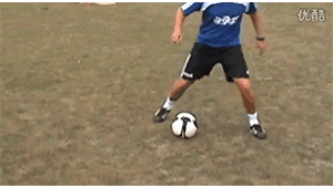 足球虚晃踢人是否犯规：规则界定与赛场判罚探讨