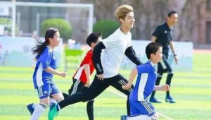 鹿晗踢足球很好看吗