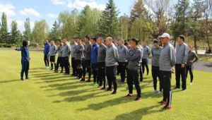 足球裁判是专职的吗