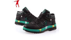 雪地足球鞋防滑吗女