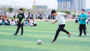 大学足球场：踢足球一定要穿足球鞋吗？