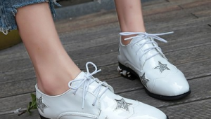 踢足球女鞋推荐,哪款才是适合在球场上大放异彩的绝佳之选?