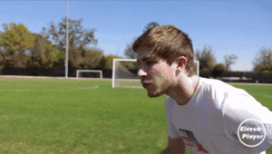 足球:难道只能低头看球?别样视角与思考引发新探讨