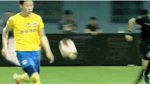 足球侧后方撞人犯规吗