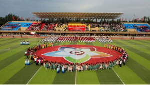 足球参赛照片里女生形象真实吗？背后真相引人深思