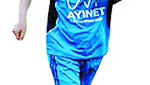 足球踢到手会骨折吗