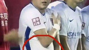 足球能用肚子肩膀吗？规则界限与赛场争议探讨