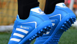 女生踢足球时可以甩鞋吗？背后的真相你知道吗