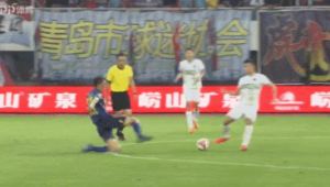 足球过人只能在原地打吗?突破禁区的灵动步伐与策略探讨