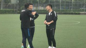 足球教练场外能否抽烟?规则与争议引发思考