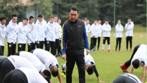 足球教练在酒吧打球违法吗