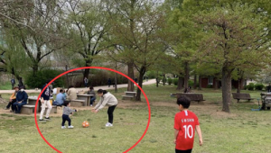 踢足球时双手是否需要张开，这里有你想要的答案！