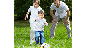 男生踢足球踢到弟弟正常吗