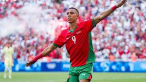 足球撞镜头转场 此射门动作究竟是否犯规