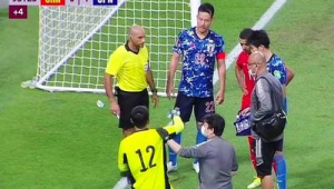 足球底线球是否需要吹哨？规则解读与实际操作分析