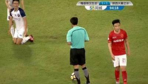 足球击中眼球是否算犯规?规则界定引关注