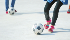 女生脚背高能否踢足球?探索不一样的足球之路