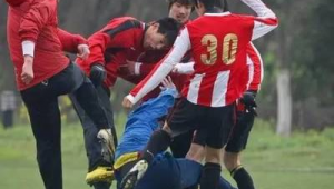 踢足球不看球是否犯规？规则解读与赛场争议探讨