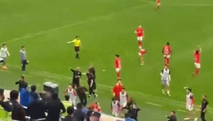 足球场上摔倒后扶人，这一行为究竟是否犯规？