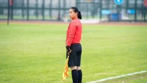 足球裁判衣服必须扎进去吗？规则背后的那些讲究与争议