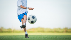 踢足球的孩子显大吗?探究足球运动对孩子外在形象的影响