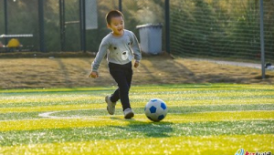 五岁踢足球利弊几何？探索这项运动对低龄儿童的深远影响